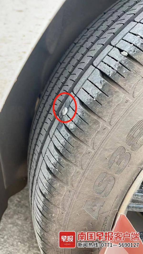 业主崩溃！十多辆汽车、电动车被铁钉扎胎，原因成谜