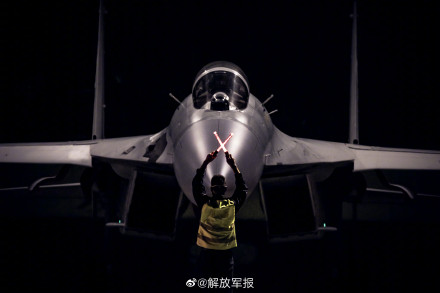 海军航空兵某旅跨昼夜飞行训练