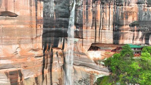 韶关丹霞山再现马尾飞瀑！
