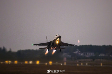 海军航空兵某旅跨昼夜飞行训练