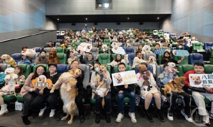 冯小刚新片《忠犬八公》来渝举办携宠观影会:全程重庆取景,主演“大黄”也来了 冯小刚新片《忠犬八公》来渝举办携宠观影会:全程重庆取景,主演“大黄”也来了