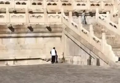 男子疑似在故宫太和殿一侧小便,引热议! 男子疑似在故宫太和殿一侧小便,引热议!