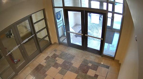 美小学枪击案最新监控曝光:女子持步枪疯狂扫射楼门 穿黑背心四处找人 美小学枪击案最新监控曝光:女子持步枪疯狂扫射楼门 穿黑背心四处找人