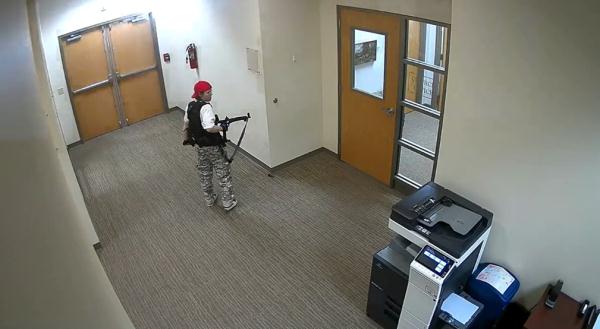 美小学枪击案最新监控曝光:女子持步枪疯狂扫射楼门 穿黑背心四处找人 美小学枪击案最新监控曝光:女子持步枪疯狂扫射楼门 穿黑背心四处找人