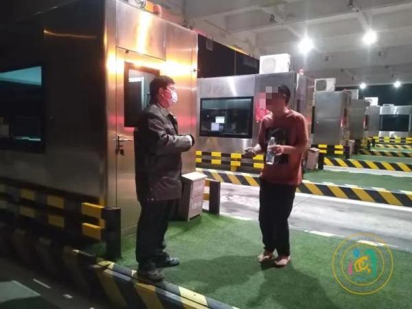 凌晨，一名醉酒男子朝高速收费站走来……