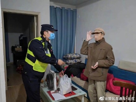 独居老人迷失街头 民警伸出援手