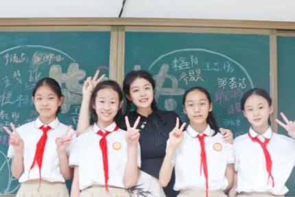 她叫靖文君，是名95后！对话“揉纸团”火爆全网的济南小学教师