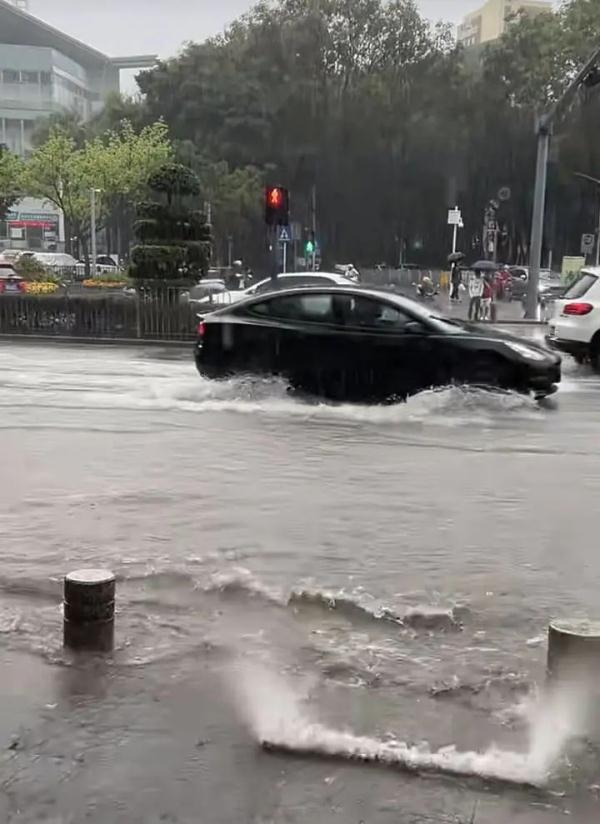 凌晨国内一机场，多人情绪崩溃跪倒？原因竟是……
