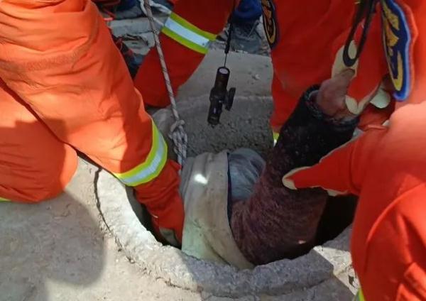 一老人不慎坠井 消防员“倒挂金钩”营救