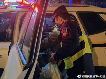 独居老人迷失街头 民警伸出援手