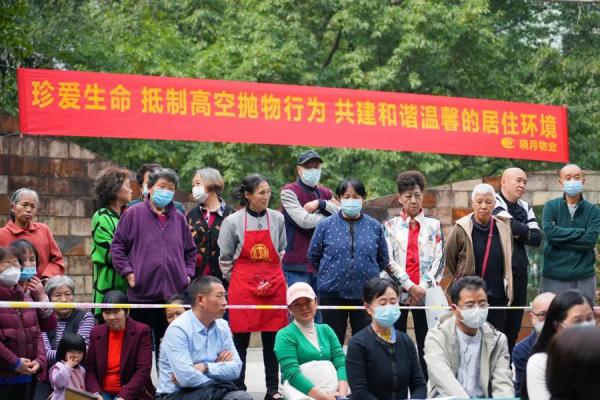 小区高空抛物砸伤人，56名业主被判共同“买单”！