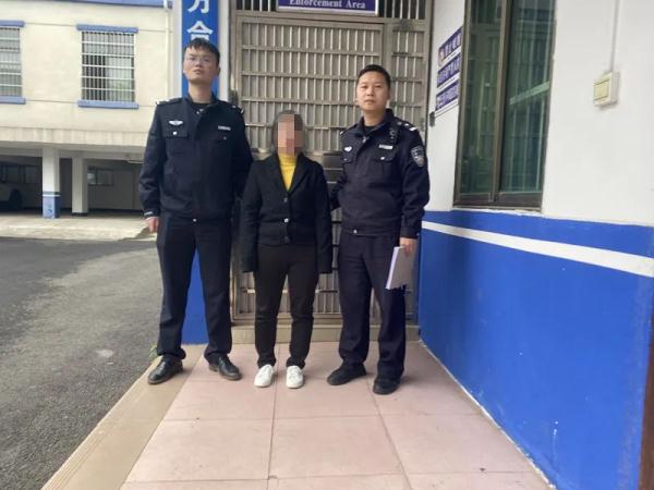 公共凉亭里五百多斤的石桌凳不见了,真相令人哭笑不得 公共凉亭里五百多斤的石桌凳不见了,真相令人哭笑不得