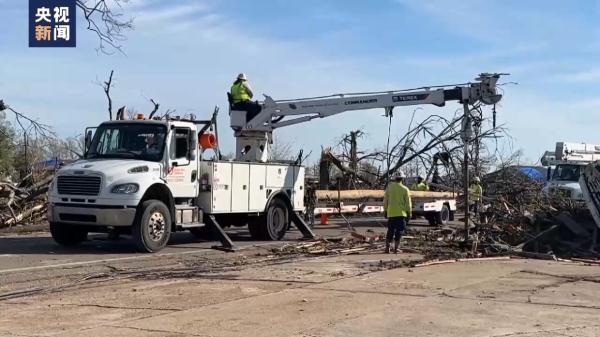 龙卷风袭击美国南部多地 密西西比州一小镇遍地瓦砾 龙卷风袭击美国南部多地 密西西比州一小镇遍地瓦砾