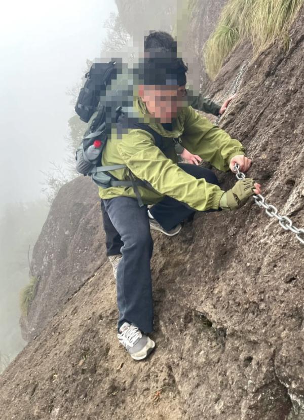 多人攀上细长垂直岩壁集体晃动？看着都怕…