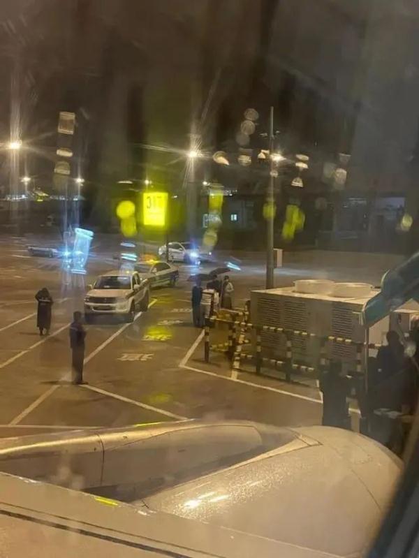 暴雨致航班取消，乘客下跪求起飞？