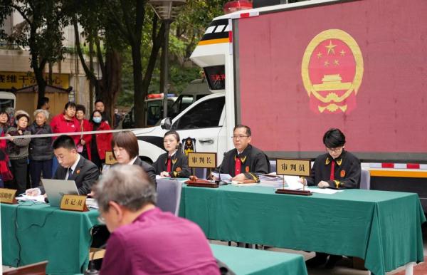 小区高空抛物砸伤人，56名业主被判共同“买单”！