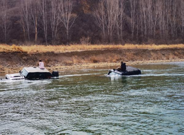 北京密云2车坠河，3人被困！原因竟然是——