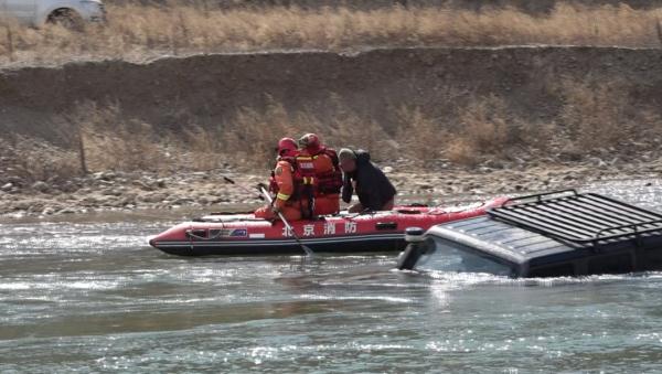 北京密云2车坠河，3人被困！原因竟然是——