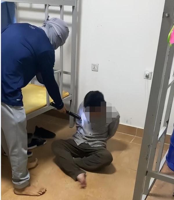 20万的“高薪”岗位，每天要工作14个小时？连睡觉也有“要求”
