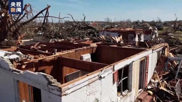 龙卷风袭击美国南部多地 密西西比州一小镇遍地瓦砾 龙卷风袭击美国南部多地 密西西比州一小镇遍地瓦砾