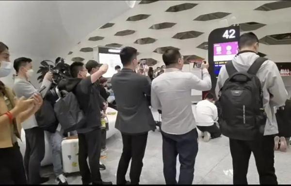 凌晨国内一机场，多人情绪崩溃跪倒？原因竟是……