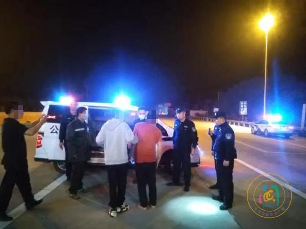 凌晨，一名醉酒男子朝高速收费站走来……