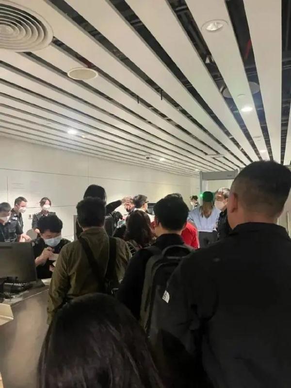 暴雨致航班取消，乘客下跪求起飞？