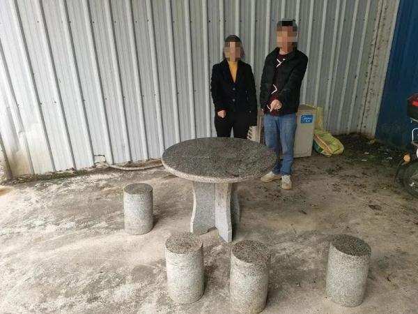 公共凉亭里五百多斤的石桌凳不见了,真相令人哭笑不得 公共凉亭里五百多斤的石桌凳不见了,真相令人哭笑不得