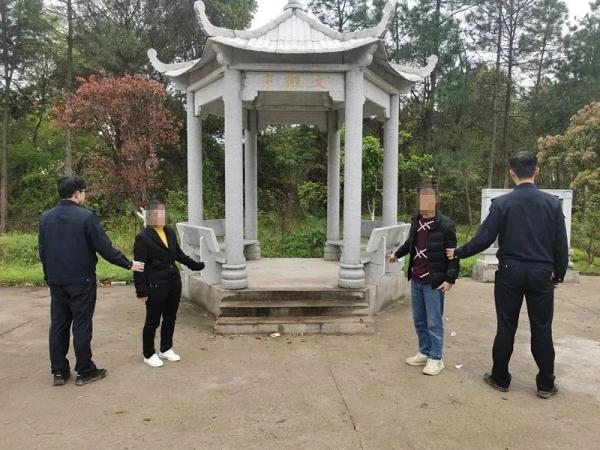 公共凉亭里五百多斤的石桌凳不见了,真相令人哭笑不得 公共凉亭里五百多斤的石桌凳不见了,真相令人哭笑不得