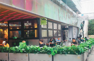 北京、上海、杭州等地近期明确将有序放开设摊、允许外摆