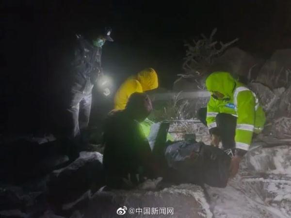 多人攀上细长垂直岩壁集体晃动？看着都怕…