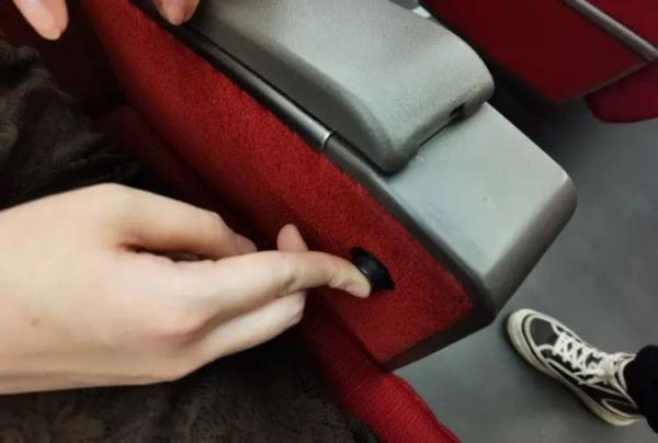 高铁座椅上的这些功能,你都会用吗? 高铁座椅上的这些功能,你都会用吗?