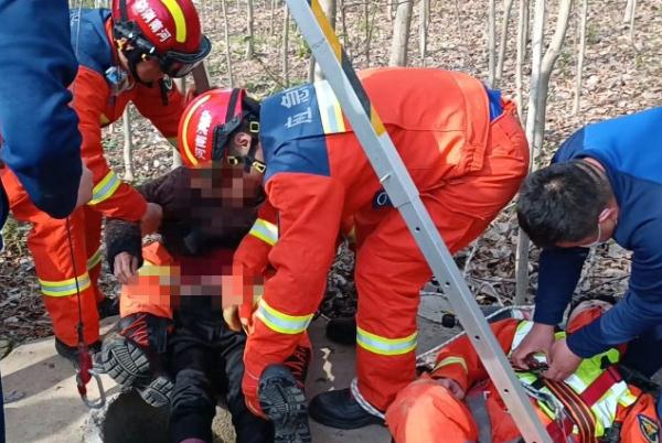 一老人不慎坠井 消防员“倒挂金钩”营救