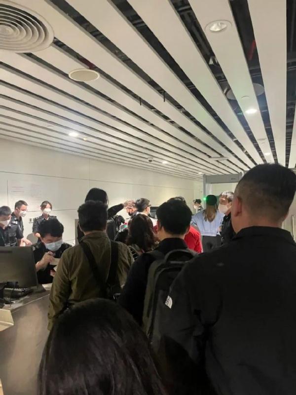 凌晨国内一机场，多人情绪崩溃跪倒？原因竟是……