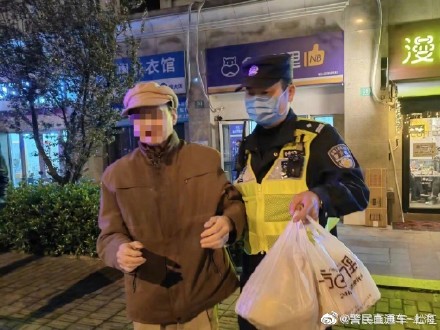 独居老人迷失街头 民警伸出援手