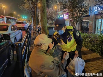 独居老人迷失街头 民警伸出援手