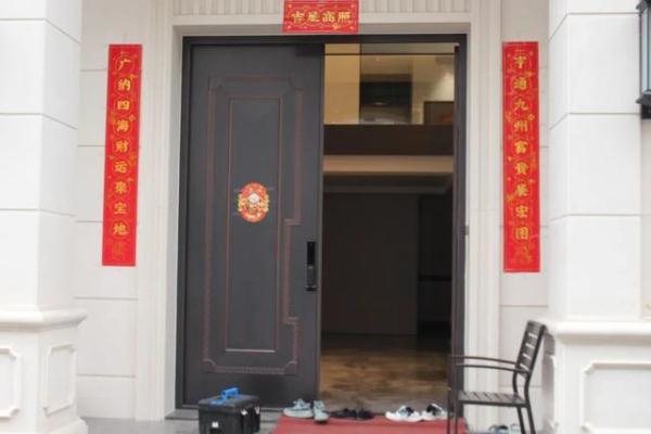 深夜!“高富帅”偷偷溜进豪宅,竟干出这样的事! 深夜!“高富帅”偷偷溜进豪宅,竟干出这样的事!