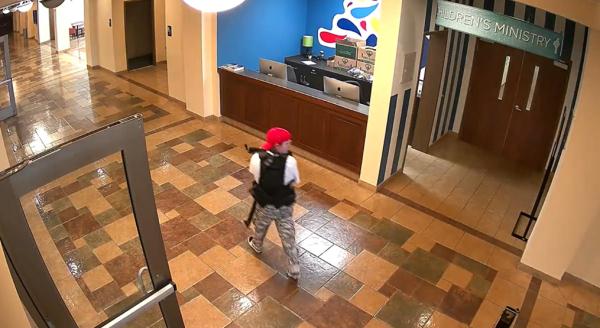 美小学枪击案最新监控曝光:女子持步枪疯狂扫射楼门 穿黑背心四处找人 美小学枪击案最新监控曝光:女子持步枪疯狂扫射楼门 穿黑背心四处找人