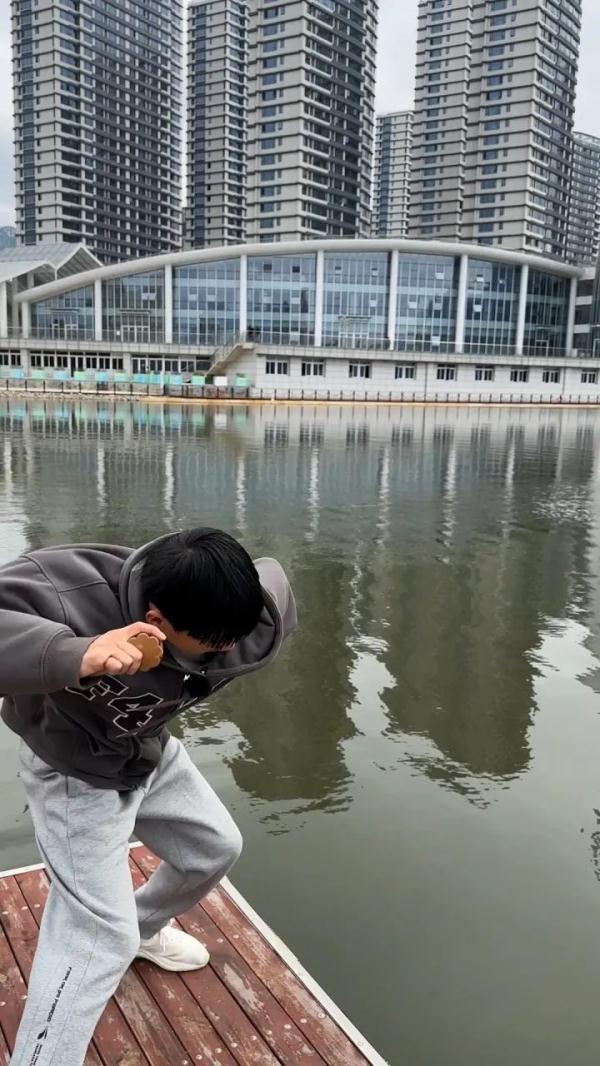 一次打水漂300下的15岁少年，去亚运场馆炫技了！