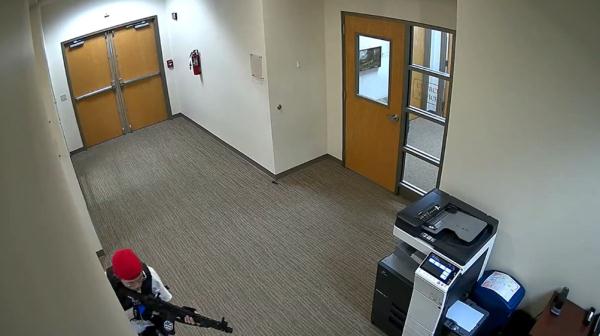 美小学枪击案最新监控曝光:女子持步枪疯狂扫射楼门 穿黑背心四处找人 美小学枪击案最新监控曝光:女子持步枪疯狂扫射楼门 穿黑背心四处找人