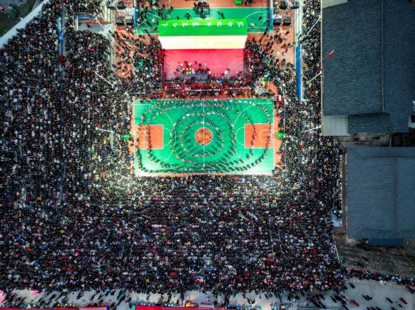 还有谁，比贵州的乡村篮球赛还火？