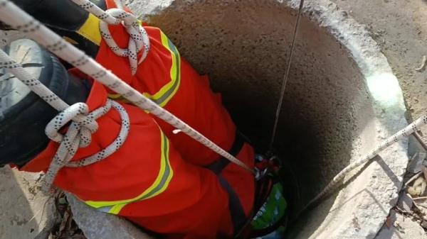 一老人不慎坠井 消防员“倒挂金钩”营救