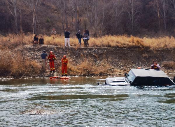 北京密云2车坠河，3人被困！原因竟然是——