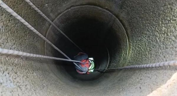 一老人不慎坠井 消防员“倒挂金钩”营救