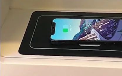 行李架成办公桌，杭州地铁这么卷？