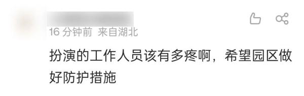 北京环球影城威震天摔倒，嘴里“骂骂咧咧”；网友：累麻了…