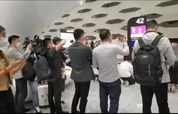 暴雨致航班取消，乘客下跪求起飞？