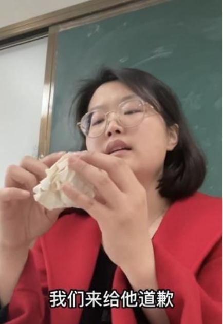她叫靖文君，是名95后！对话“揉纸团”火爆全网的济南小学教师