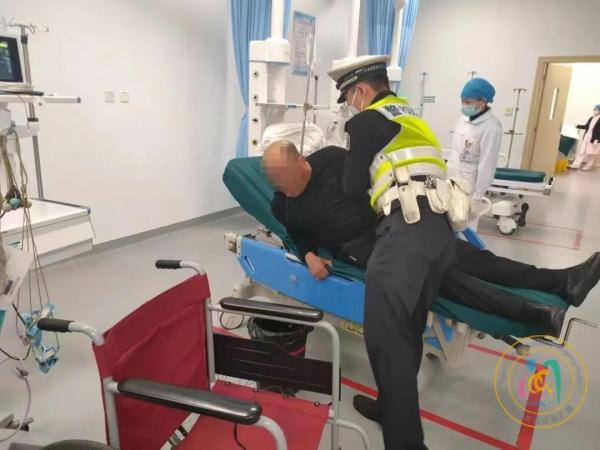 男子坐在驾驶位上不停呕吐！民警立即上前……