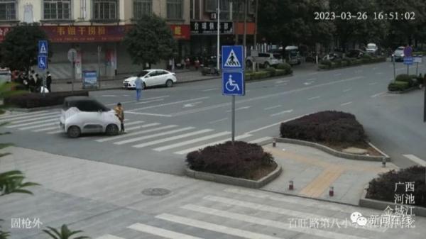 车辆在斑马线未礼让,10岁男孩被撞飞碾压 车辆在斑马线未礼让,10岁男孩被撞飞碾压